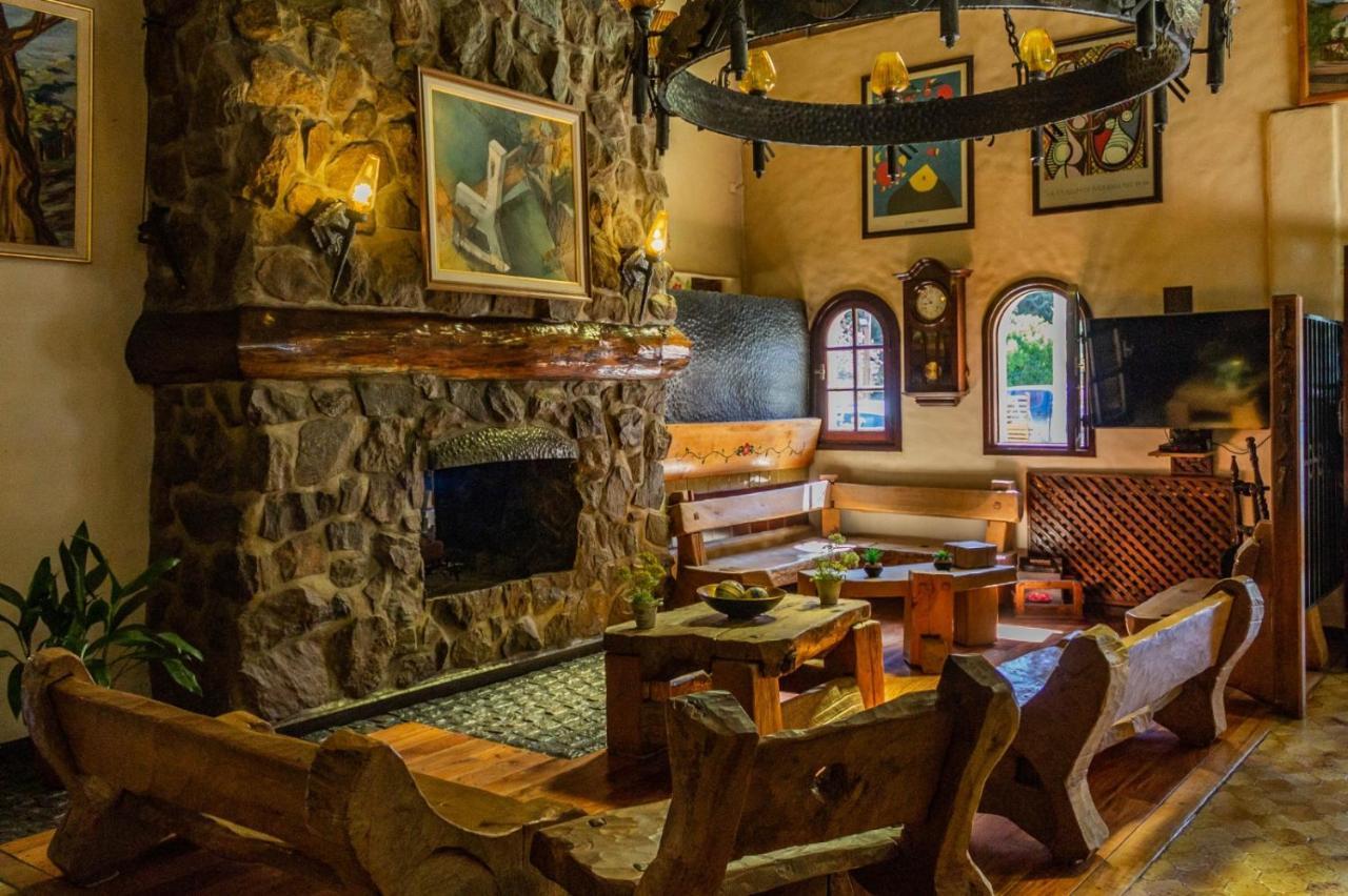 Hosteria La Posta Del Cazador San Martín de los Andes Екстериор снимка